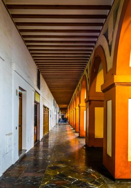 İspanya 'nın Cordoba şehrindeki Plaza de la Corredera' da bulunan turuncu ve beyaz kemer manzarası