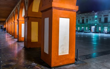 İspanya 'nın Cordoba şehrindeki Plaza de la Corredera' da bulunan turuncu ve beyaz kemer manzarası