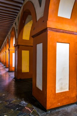 İspanya 'nın Cordoba şehrindeki Plaza de la Corredera' da bulunan turuncu ve beyaz kemer manzarası