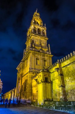İspanyol şehri Sevilla 'daki mezquita katedralinin Torre del Alminar Çan Kulesi' nin altından insanlar geçiyor.