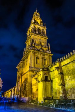 İspanyol şehri Sevilla 'daki mezquita katedralinin Torre del Alminar Çan Kulesi' nin altından insanlar geçiyor.