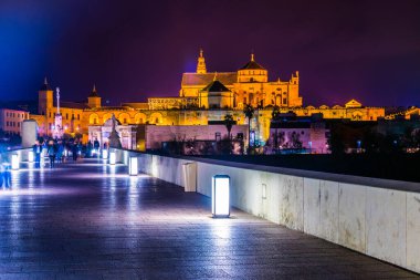 İspanya 'nın Cordoba kentindeki Guadalquivir nehri üzerindeki aydınlık Roma köprüsünün gece görüşü.