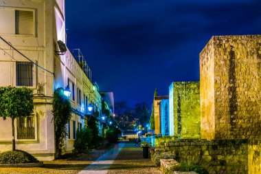 İspanya 'nın Cordoba şehrinde bulunan yapay göletli bir tahkimatın gece görüşü