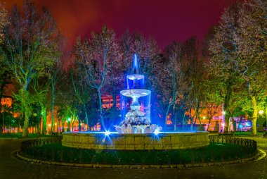 İspanyol şehri Cordoba 'daki Jardines de la Merced Gardens' ın içindeki plaza de colon meydanında yer alan çeşme.