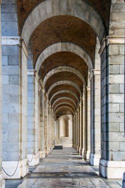 Madrid Kraliyet Sarayı 'nda doğal mermer sütunlarla süslenmiş muhteşem mimari atari salonu.