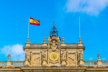 Madrid 'deki kraliyet sarayının kalkanı.