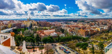 Madrid 'deki Almudea Katedrali' nin tepesinden çekilen Madrid 'in hava görüntüsü.
