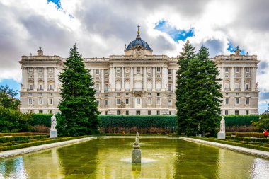 Madrid, İspanya Kraliyet Sarayı görüntülendi jardines de sabatini - de sabatini gardens.
