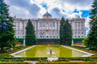 Madrid, İspanya Kraliyet Sarayı görüntülendi jardines de sabatini - de sabatini gardens.