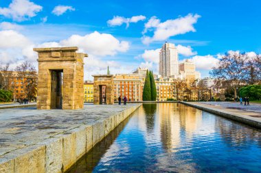 Madrid 'in iş bölgesiyle çevrili Mısır debod tapınağı.