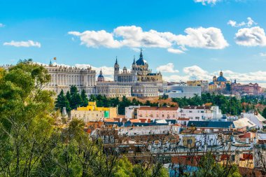 Madrid, İspanya, manzarası Santa Maria la Real de La Almudena Katedrali ve Kraliyet Sarayı.