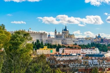 Madrid, İspanya, manzarası Santa Maria la Real de La Almudena Katedrali ve Kraliyet Sarayı.