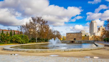 Madrid 'in iş bölgesiyle çevrili Mısır debod tapınağı.
