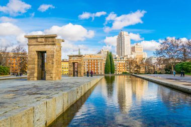 Madrid 'in iş bölgesiyle çevrili Mısır debod tapınağı.