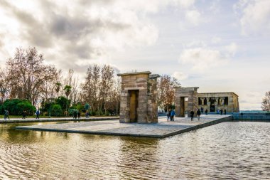 Madrid 'in iş bölgesiyle çevrili Mısır debod tapınağı.