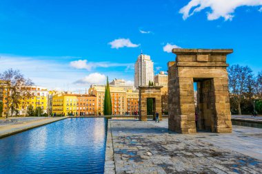 Madrid 'in iş bölgesiyle çevrili Mısır debod tapınağı.