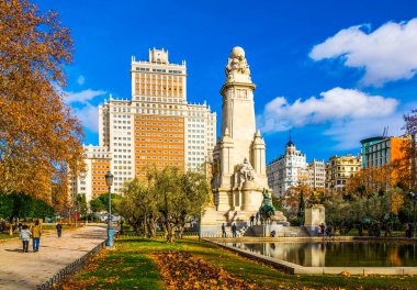 Don Kişot anıt ve Sancho Panzo üzerinde Plaza de Espana, Madrid, İspanya.