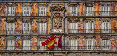 İspanya, Madrid 'deki Palza Belediye Başkanı' nın ön cephesi ve balkonlarının ayrıntıları..