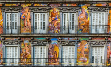 İspanya, Madrid 'deki Palza Belediye Başkanı' nın ön cephesi ve balkonlarının ayrıntıları..