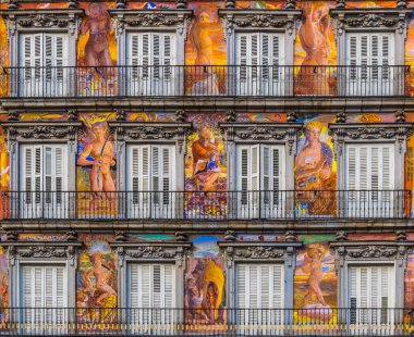 İspanya, Madrid 'deki Palza Belediye Başkanı' nın ön cephesi ve balkonlarının ayrıntıları..