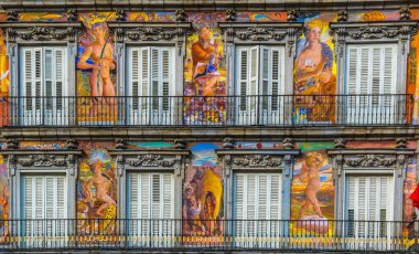 İspanya, Madrid 'deki Palza Belediye Başkanı' nın ön cephesi ve balkonlarının ayrıntıları..