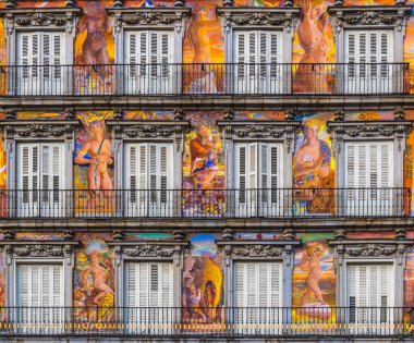 İspanya, Madrid 'deki Palza Belediye Başkanı' nın ön cephesi ve balkonlarının ayrıntıları..