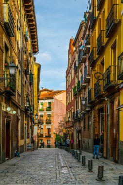 Madrid 'in merkezinde dar bir caddenin manzarası