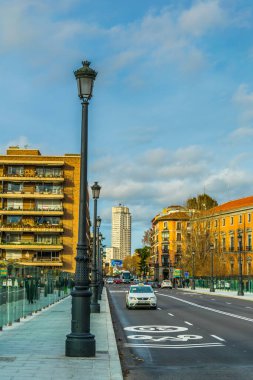 Madrid 'in merkezinde dar bir caddenin manzarası