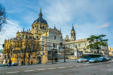 Madrid'da Almudena Katedrali