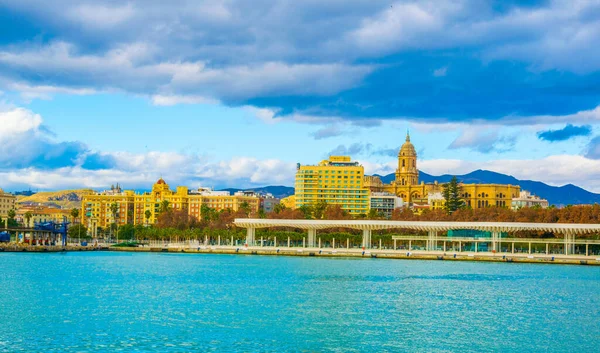 İspanyol şehri Malaga 'da beyaz dalgaya benzeyen bir yapının altında uzanan paseo del muelle dos gezinti