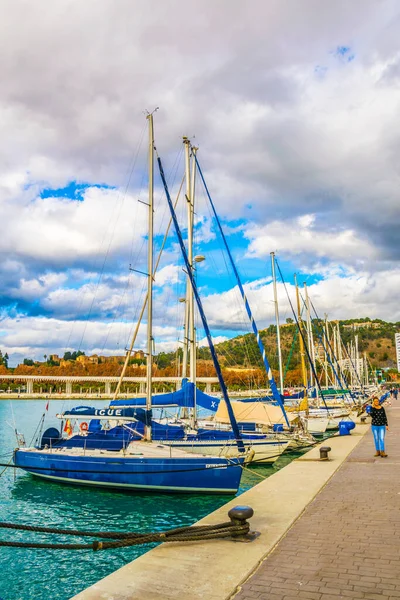 Gente Está Caminando Paseo Marítimo Rodeado Puerto Deportivo Puerto Malaga — Foto de Stock