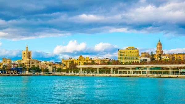 İspanyol şehri Malaga 'da beyaz dalgaya benzeyen bir yapının altında uzanan paseo del muelle dos gezinti