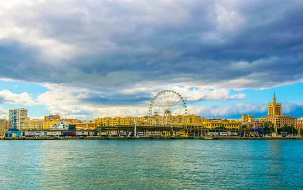 İspanya 'daki Malaga limanının rıhtımında bulunan dönme dolap manzarası