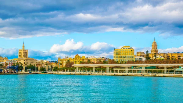 İspanyol şehri Malaga 'da beyaz dalgaya benzeyen bir yapının altında uzanan paseo del muelle dos gezinti