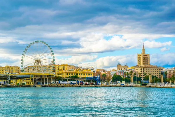 İspanya 'daki Malaga limanının rıhtımında bulunan dönme dolap manzarası