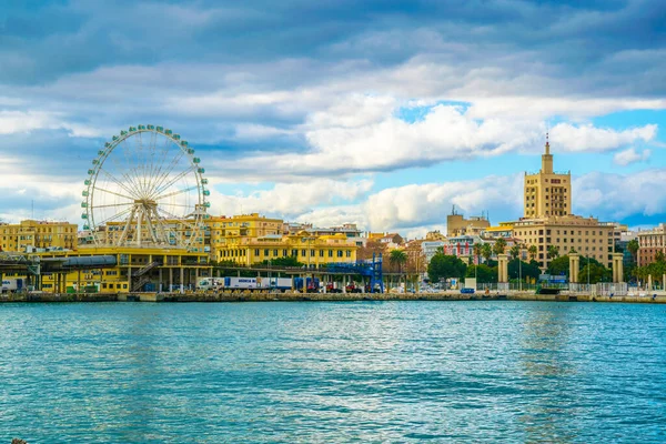 İspanya 'daki Malaga limanının rıhtımında bulunan dönme dolap manzarası