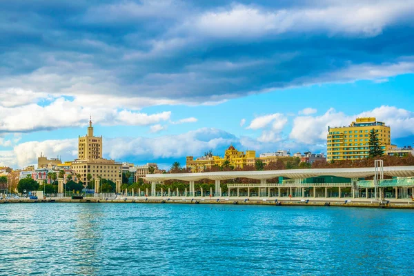 İspanyol şehri Malaga 'da beyaz dalgaya benzeyen bir yapının altında uzanan paseo del muelle dos gezinti