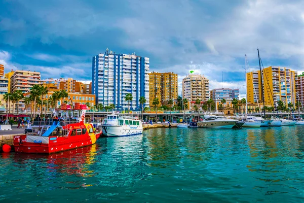 İspanya 'daki Malaga limanındaki yat ve eğlence teknelerinin manzarası..