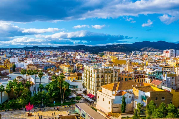 İspanyol şehri Malaga 'nın havadan görünüşü ve eski kasabanın çatıları ve komşu yerleşim bölgesi