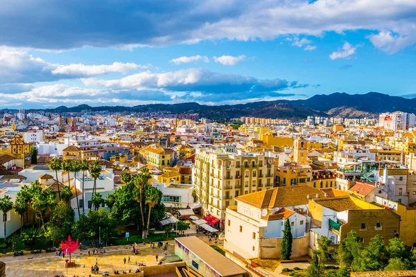 スペインのマラガ市と旧市街と隣接する住宅地の屋根の空中風景 — ストック写真