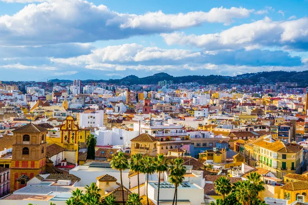 スペインのマラガ市と旧市街と隣接する住宅地の屋根の空中風景 — ストック写真