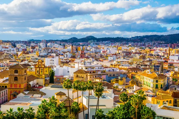 スペインのマラガ市と旧市街と隣接する住宅地の屋根の空中風景 — ストック写真