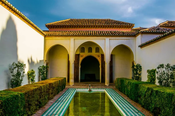 Malaga 'daki Alcazaba kalesinin avlularından birinin manzarası