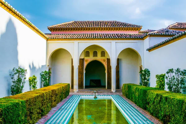 Malaga 'daki Alcazaba kalesinin avlularından birinin manzarası