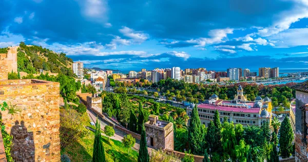 Menschen Spazieren Befestigt Die Alcazaba Burg Der Spanischen Stadt Malaga — Stockfoto