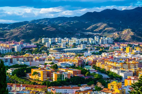 İspanyol şehri Malaga 'nın havadan görünüşü ve eski kasabanın çatıları ve komşu yerleşim bölgesi