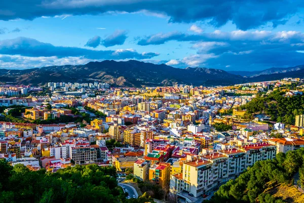 İspanyol şehri Malaga 'nın havadan görünüşü ve eski kasabanın çatıları ve komşu yerleşim bölgesi