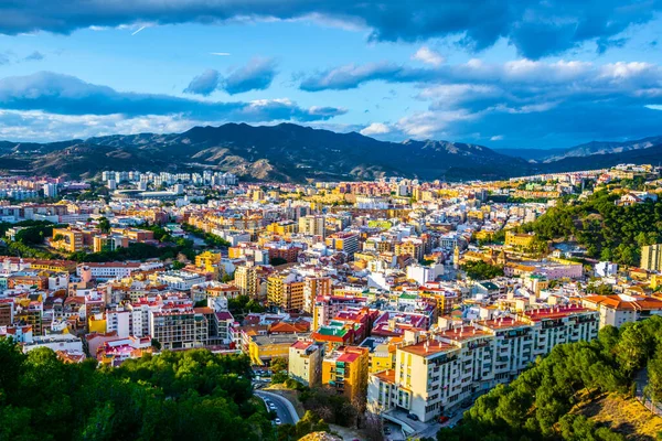İspanyol şehri Malaga 'nın havadan görünüşü ve eski kasabanın çatıları ve komşu yerleşim bölgesi