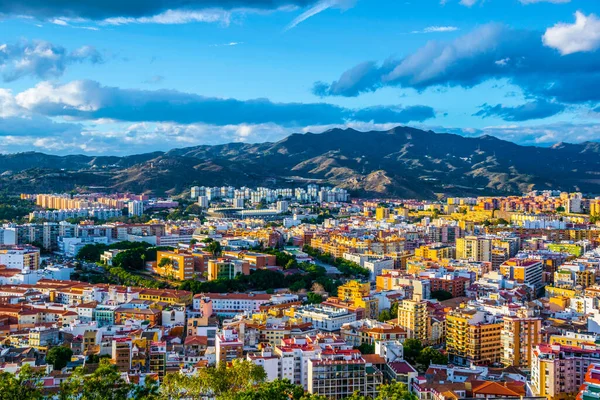 İspanyol şehri Malaga 'nın havadan görünüşü ve eski kasabanın çatıları ve komşu yerleşim bölgesi