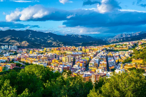 İspanyol şehri Malaga 'nın havadan görünüşü ve eski kasabanın çatıları ve komşu yerleşim bölgesi